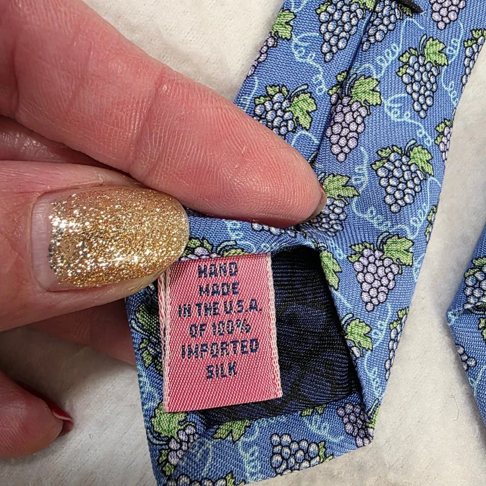 Vineyard Vines Mens Silk Tie Blue Grape Cluster Print Martha's Vineyard USA Made